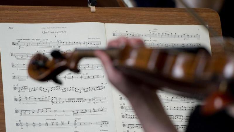 Junge Geiger spielen bei Förderwettbewerb um Instrumente Violinistin