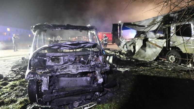 Wohnmobil und Lkw in Flammen: rund 100 000 Euro Schaden Brand auf Parkplatz bei Ulm