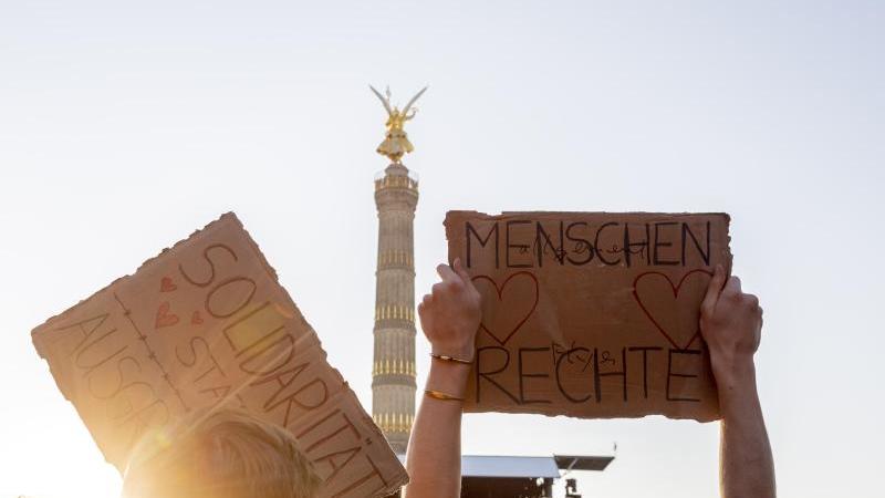 Künstler mit "Erklärung der Vielen" für Weltoffenheit Demonstration gegen Rassismus und Rechtsruck