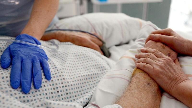 Spahn: Kinderlose sollen mehr für Pflege einzahlen Pflege im Krankenhaus