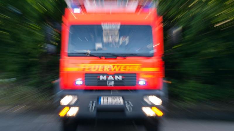 Millionenschaden bei Brand eines Reifenlagers Feuerwehr