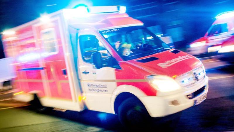 Radfahrer nach Lkw-Unfall identifiziert: Weiter Lebensgefahr Krankenwagen