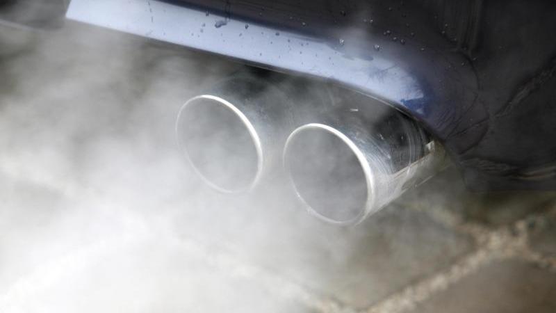Merkel: Diesel-Kompromiss ist "Schritt in richtige Richtung" Auspuff