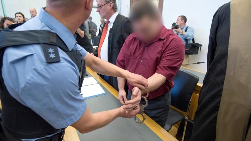 Johanna-Prozess: Verteidigung plädiert auf Totschlag Ein Mann in Handschellen wird zur Anklagebank geführt