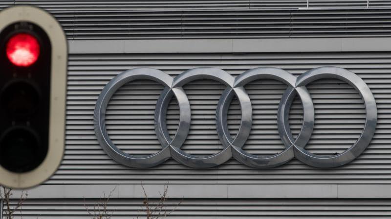 Audi-Absatz in Europa halbiert Eine rote Ampel neben dem Audi-Logo
