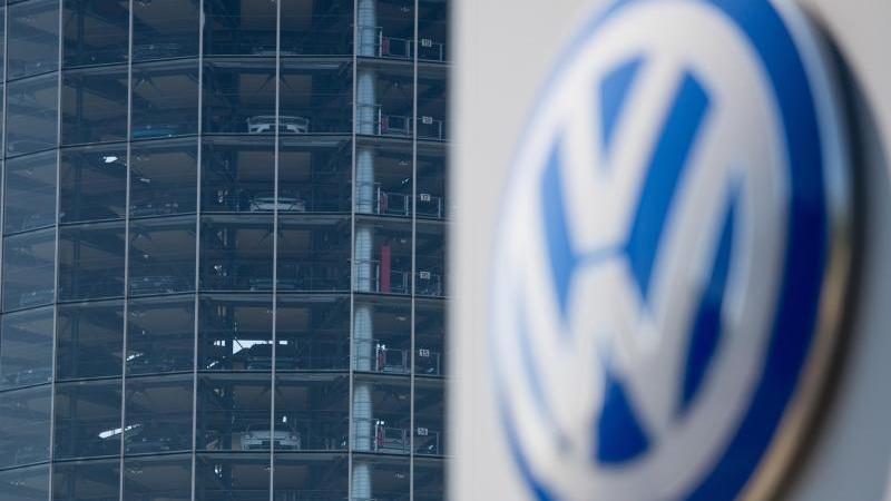 Volkswagen und Audi liefern im Oktober weniger Autos aus Ein VW-Schild