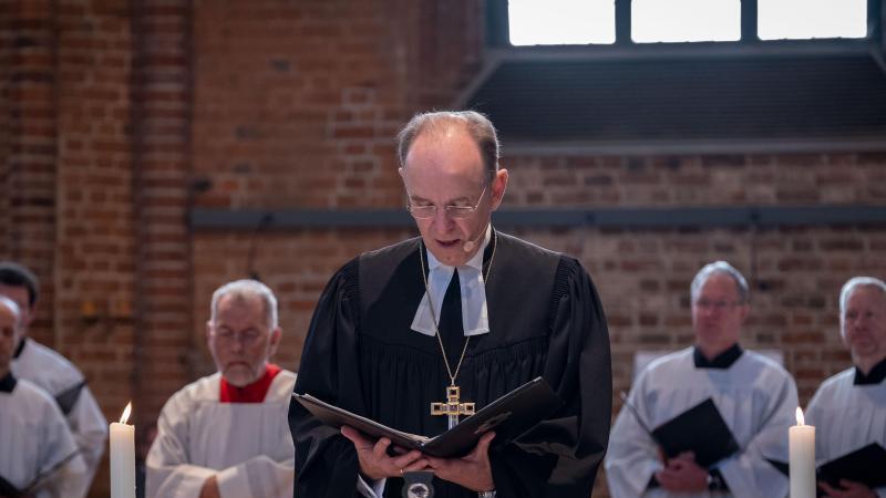 Bischof Meister an Spitze der lutherischen Kirchen gewählt Ralf Meister betet