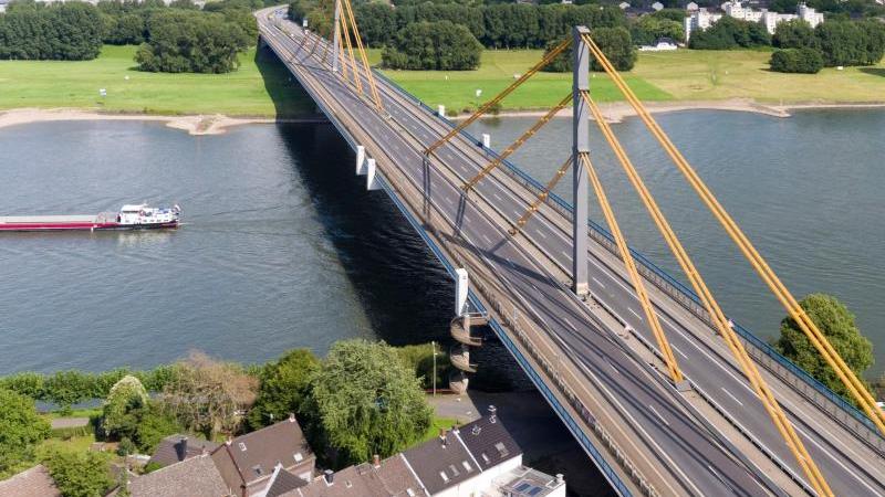 Schrankenanlage stoppt überladene Laster vor Rheinbrücke Rheinbrücke A40