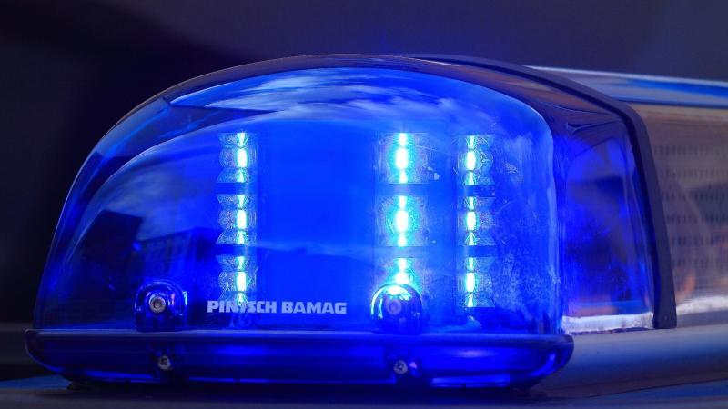 Einbrecher wird überrascht und verprügelt Bewohnerin Blaulicht