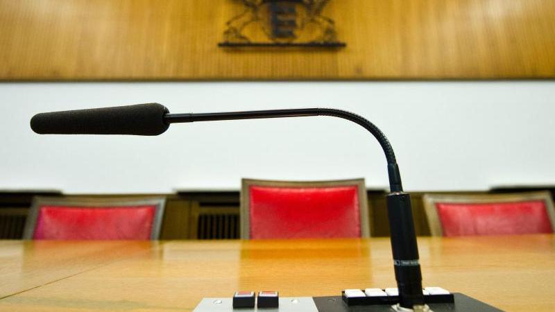 Frau sexuell genötigt: Prozess gegen vier Männer Ein Mikrofon steht auf dem Richterplatz