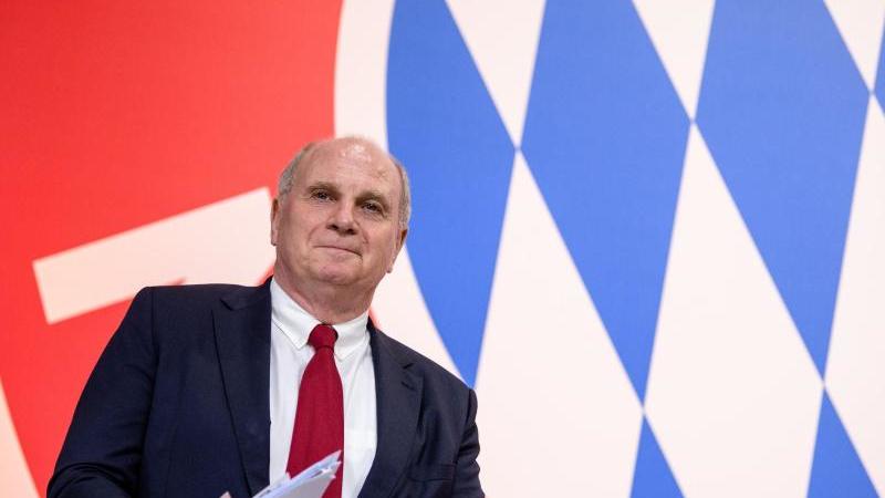 Hoeneß kündigt rechtliche Schritte gegen den "Spiegel" an Uli Hoeneß vor einem Logo des FC Bayern