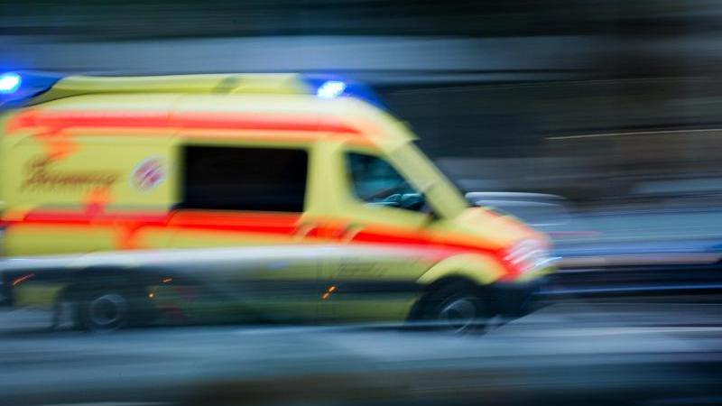 Mann soll Mutter mit Messer angegriffen haben Krankenwagen
