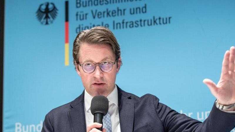 Merkel: Diesel-Kompromiss "Schritt in richtige Richtung" Andreas Scheuer spricht und gestikuliert