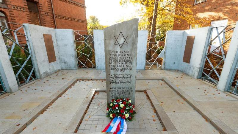 Synagogen-Gedenkstätte in Lüneburg eröffnet Stele in Synagogen-Gedenkstätte