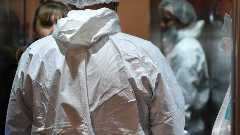 Ermittler: 19-Jähriger tötete Gleichaltrige und dann sich Spurenermittler am Tatort