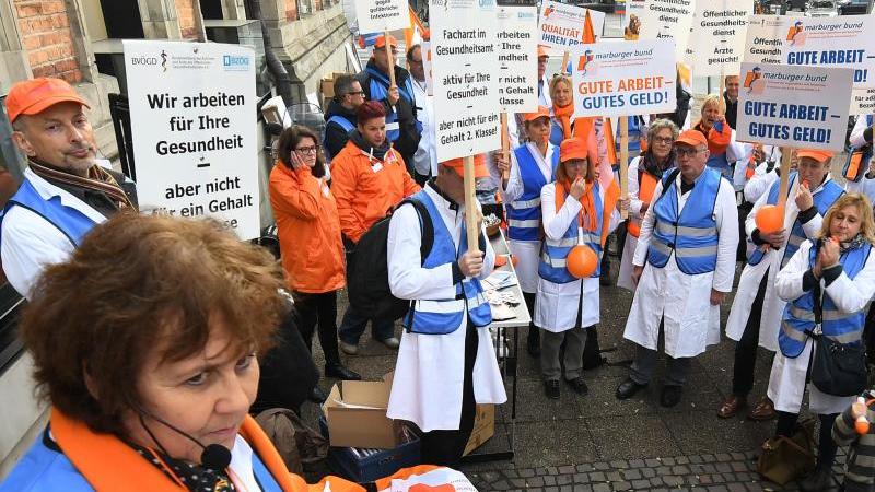In den Gesundheitsämtern fehlt der Ärzte-Nachwuchs Ute Teichert spricht während einer Demonstration