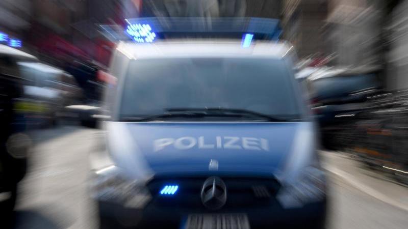Polizei deckt Drogenhandel auf: Sechs Festnahmen Polizei mit Blaulicht