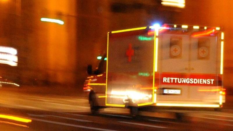Zehnjährige läuft bei Rot über die Straße: Schwer verletzt Krankenwagen