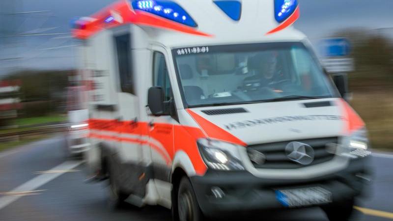 Männer wollen Beziehungsstreit mit Schüssen beenden Rettungswagen im Einsatz