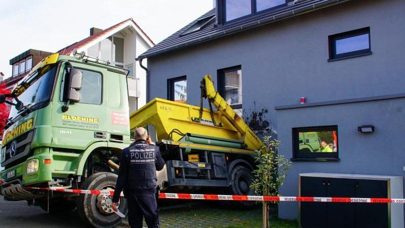 Laster rollt gegen Haus: mindestens 60 000 Euro Schaden Kipplaster fährt in Haus