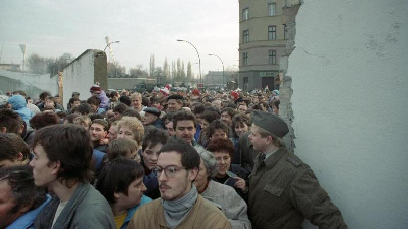 9. November: Judenhass, Mauerfall und Geburt der Republik Grenzübergang