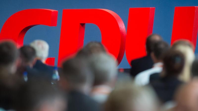 Erste Regionalkonferenz zum CDU-Vorsitz am 15. November Zahlreiche Menschen vor einem Logo der CDU