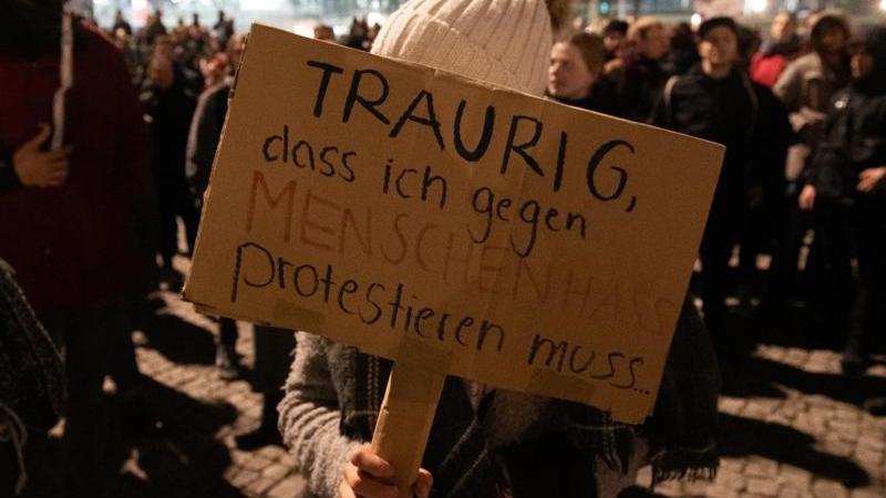 Tausende gegen rechte Demo am Pogrom-Gedenktag Demonstration "Wir für Deutschland"