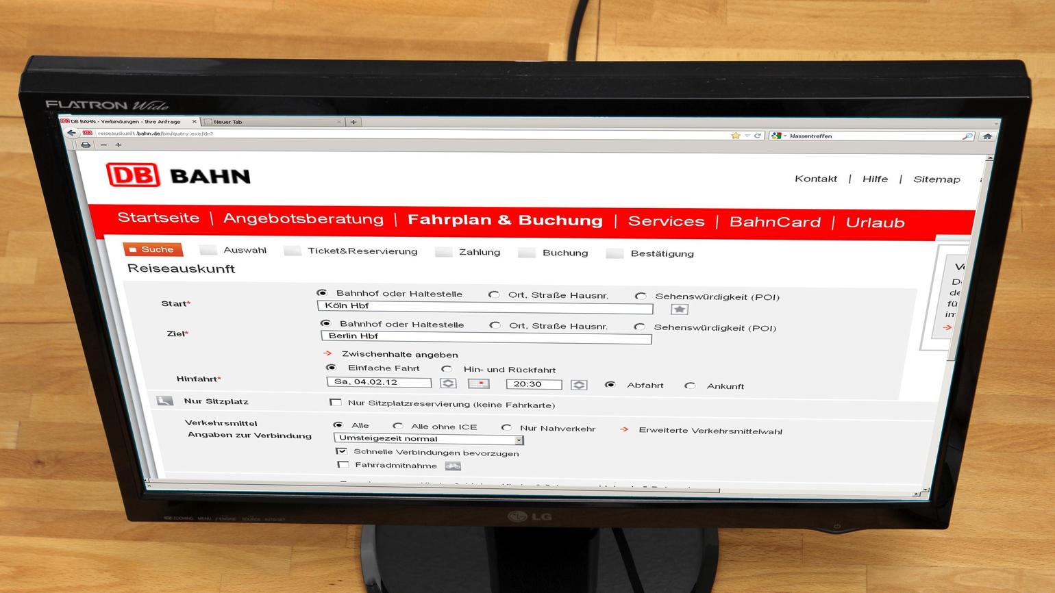 Ticket-Betrug bei der Bahn: Berliner Studentin werden mehr als 11.000 Euro vom Konto abgebucht Eine Frau kauft online ein Ticket bei der Deutschen Bahn