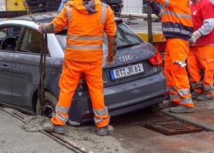 Ein 57-Jähriger ist in Stuttgart mit seinem Auto in den frisch eingegossene... weiterlesen