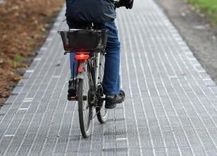 Ein Radweg mit Solar-Kacheln produziert in Erftstadt bei Köln Strom, der in... weiterlesen