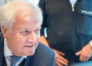 Ganz am Ende setzt Horst Seehofer sein bekanntes schelmisches Lächeln auf. ... weiterlesen