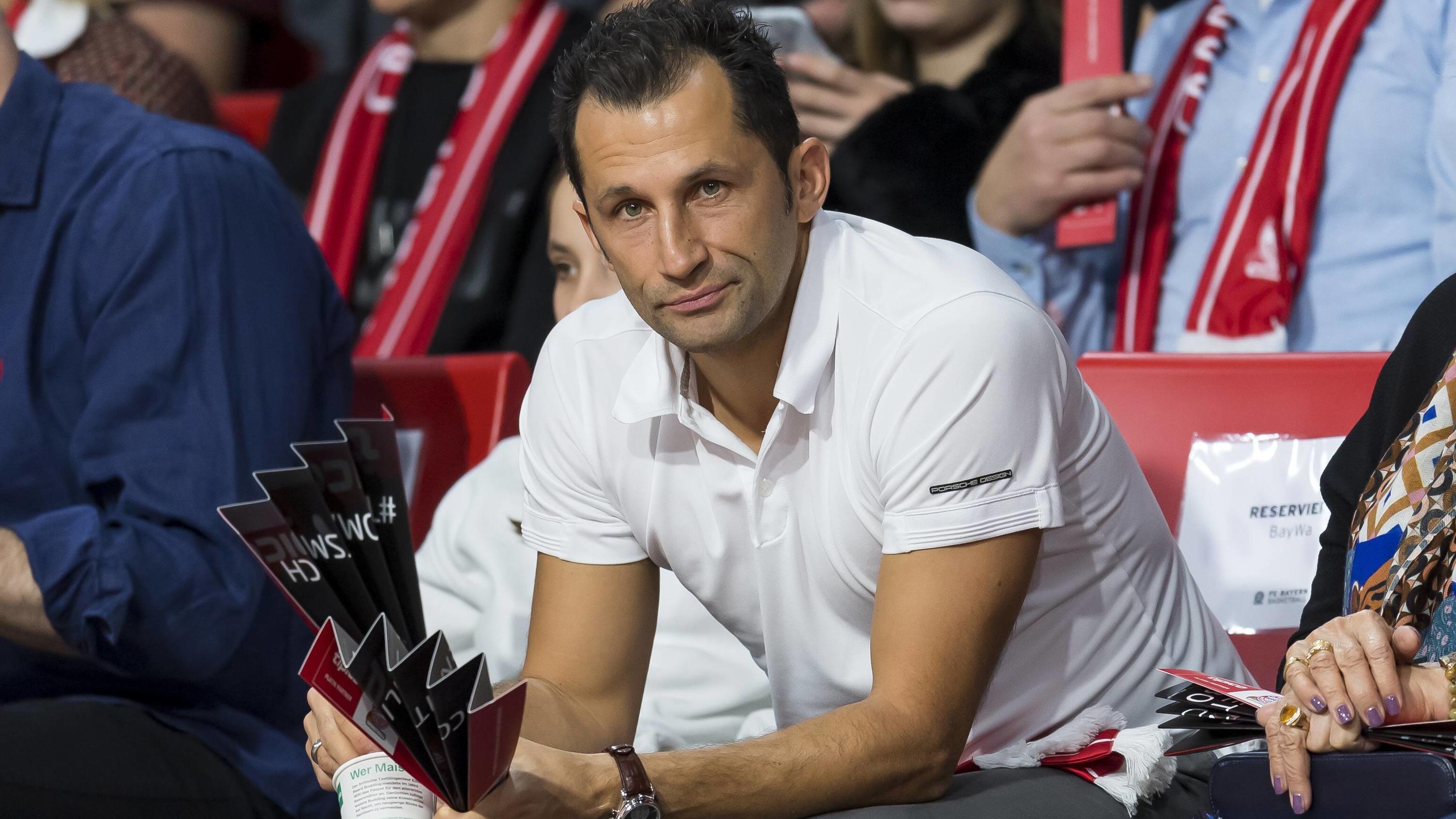 In München läuft‘s nicht: Das sind die vier Bayern-Baustellen GER, BBL, FC Bayern Muenchen vs. EWE Baskets Oldenburg / 11.11.2018, Audi Dome, Muenchen, GER, BBL, FC Bayern Muenchen vs. EWE Baskets Oldenburg, im Bild Hasan Salihamidzic (Sportdirektor FCB) *** GER BBL FC Bayern Muenchen vs. EWE Baskets Oldenburg