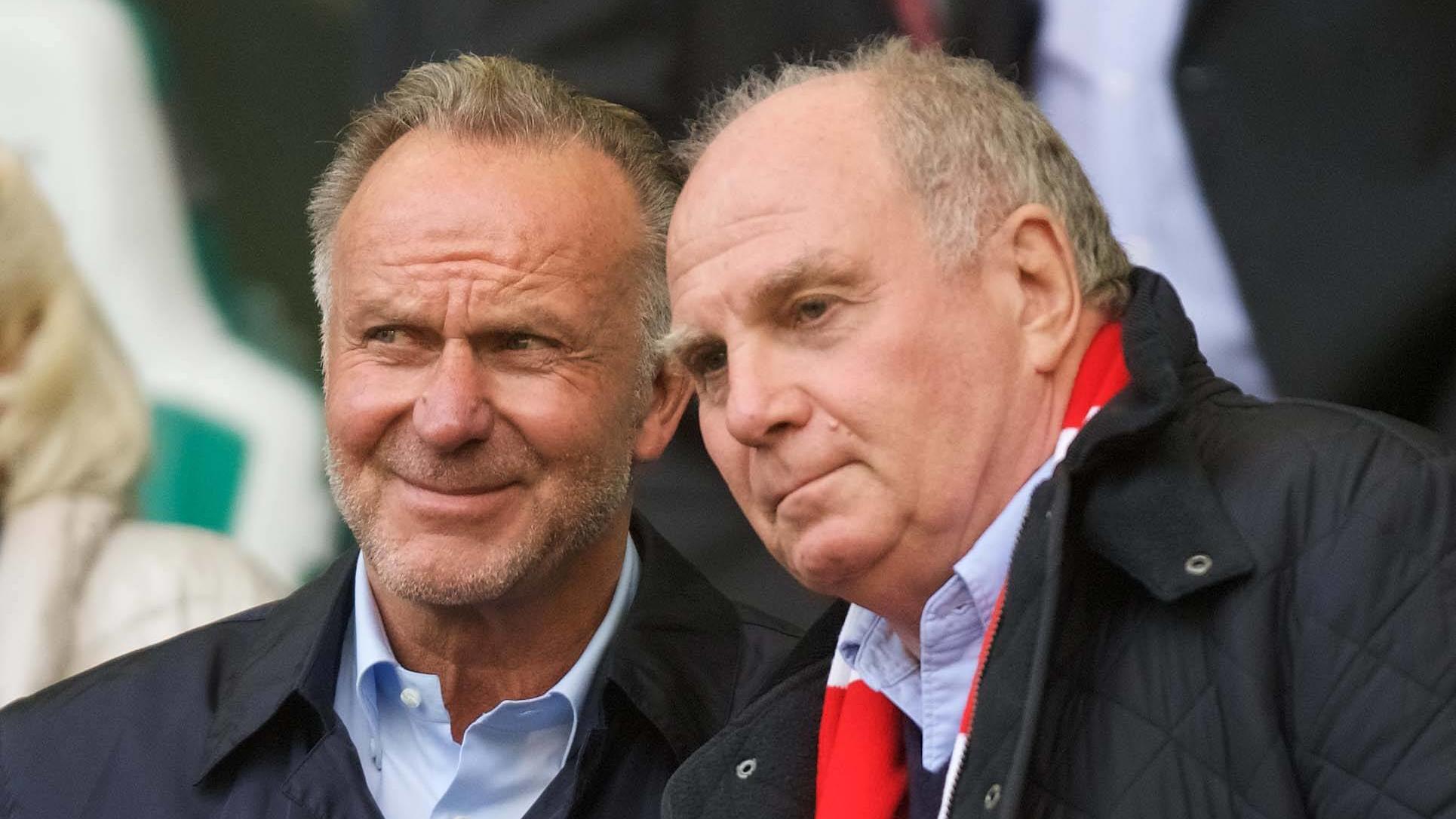 In München läuft‘s nicht: Das sind die vier Bayern-Baustellen Sport Bilder des Tages Fussball Berlin 20.10.2018 Saison 2018 / 2018 1. Bundesliga / DFL VFL Wolfsburg - FC Bayern München Uli Hoeneß Karl-Heinz Rummenigge li. Gemäß den Vorgaben der DFL Deutsche Fußball Liga ist es untersagt, in dem Stadion und/oder
