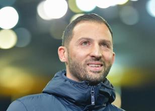 Schalkes Trainer Domenico Tedesco hält sich trotz der prekären sportlichen ... weiterlesen