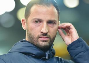 Schalkes Trainer Domenico Tedesco hält sich trotz der prekären sportlichen ... weiterlesen