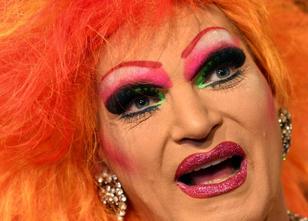 Dragqueen Olivia Jones hat am Dienstagabend zur schrillen Geburtstagsparty ... weiterlesen