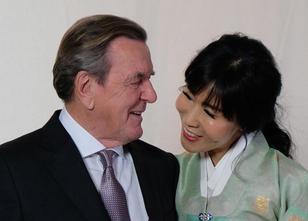 Der Name von Ex-Bundeskanzler Gerhard Schröder ist auf einer Liste der weiterlesen