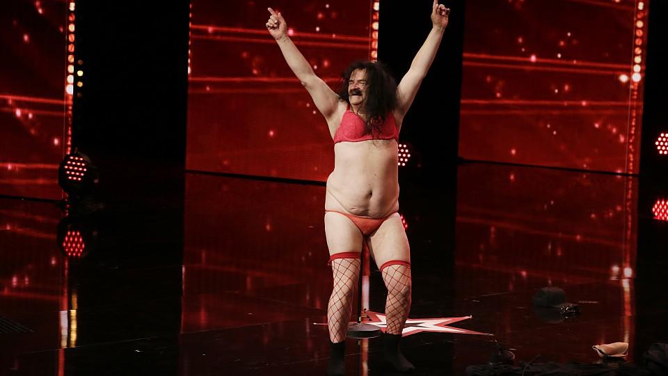 Das Supertalent 2018: Ist diese Strip-Show sexy? Stefan Choné schockt die Jury mit seiner XXL-Bauchrolle Er ist wieder zurück beim Supertalent: Stefan Choné alias die Bauchrolle.