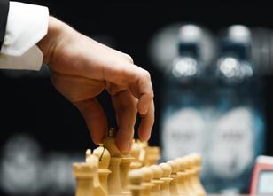 Schach-Weltmeister Magnus Carlsen hat sich in der 5. WM-Partie von Herausfo... weiterlesen
