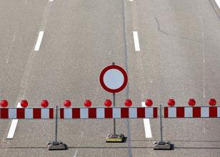 Ein mit Sägemehl beladener Lastwagen hat nach einem Unfall für lange Staus ... weiterlesen