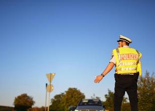 Auf der Autobahn 66 ist ein Mann festgenommen worden, der sich als Polizeib... weiterlesen