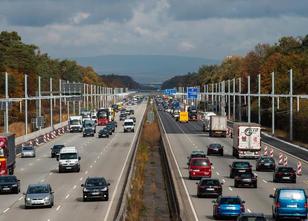 Die Arbeiten an der ersten deutschen Teststrecke für E-Lastwagen mit Oberle... weiterlesen