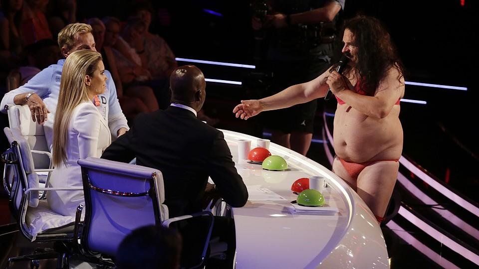 Das Supertalent 2018: Gibt es für "die Bauchrolle" Stefan Choné den Goldenen Buzzer? Er ist wieder da: Stefan Choné alias die Bauchrolle überrascht die Jury.