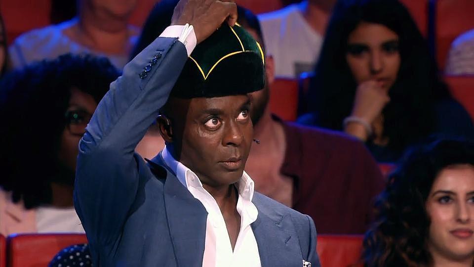 Das Supertalent 2018: Dieter Bohlen, Sylvie Meis und Bruce Darnell bekommen viele Überraschungsgeschenke Der Hut, der steht ihm gut: Bruce Darnell freut sich über sein Geschenk.