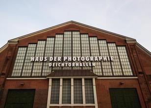 Seine Fotografien von Menschen in überfüllten U-Bahnen in Tokio machten ihn... weiterlesen