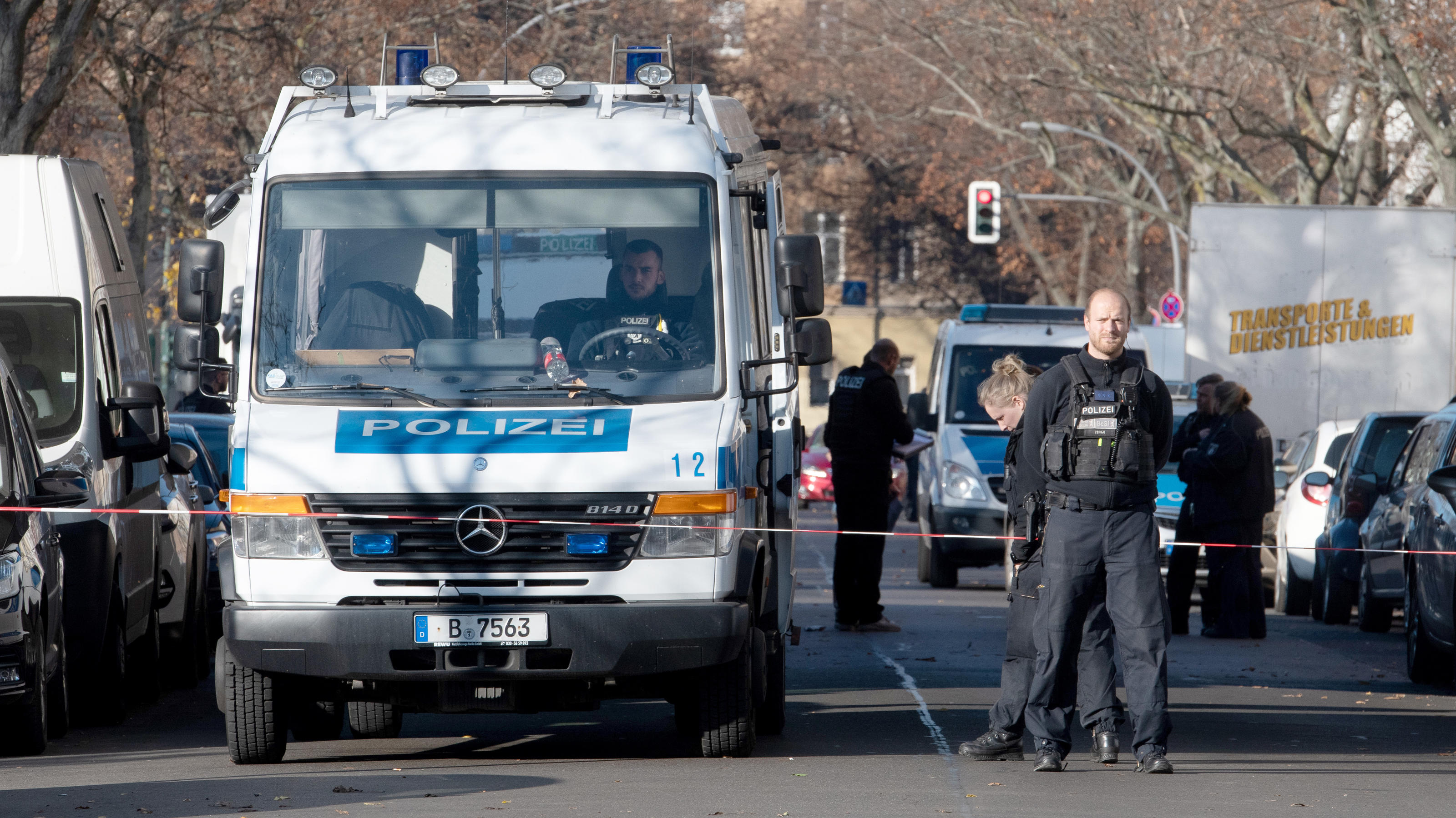 Berlin: Psychisch kranker Mann ersticht Pfleger und flüchtet - Täter festgenommen Polizisten sperrten nach einer Messer-Attacke eine Straße in Berlin-Wedding ab.