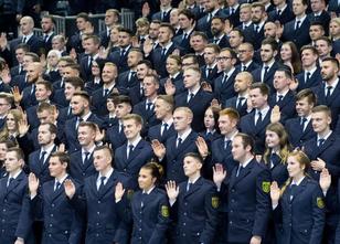 700 angehende Polizisten sind in Riesa vereidigt worden. Das sei die höchst... weiterlesen