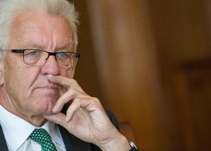 Ministerpräsident Winfried Kretschmann (Grüne) erntet weiter Kritik für sei... weiterlesen