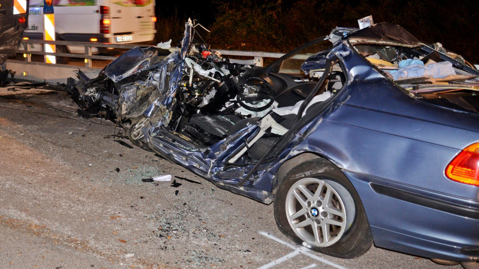 Tödlicher Unfall in Autobahn-Baustelle bei Worms 16.11.2018, Welgesheim: Ein kaputtes Auto steht nach einem Unfall neben einer Walze für den Straßenbau auf der Autobahn. Am Beginn einer Baustelle auf der A61 bei Gau-Bickelheim (Kreis Alzey-Worms) ist ein 21 Jahre alter Autofahrer tödlich verunglück