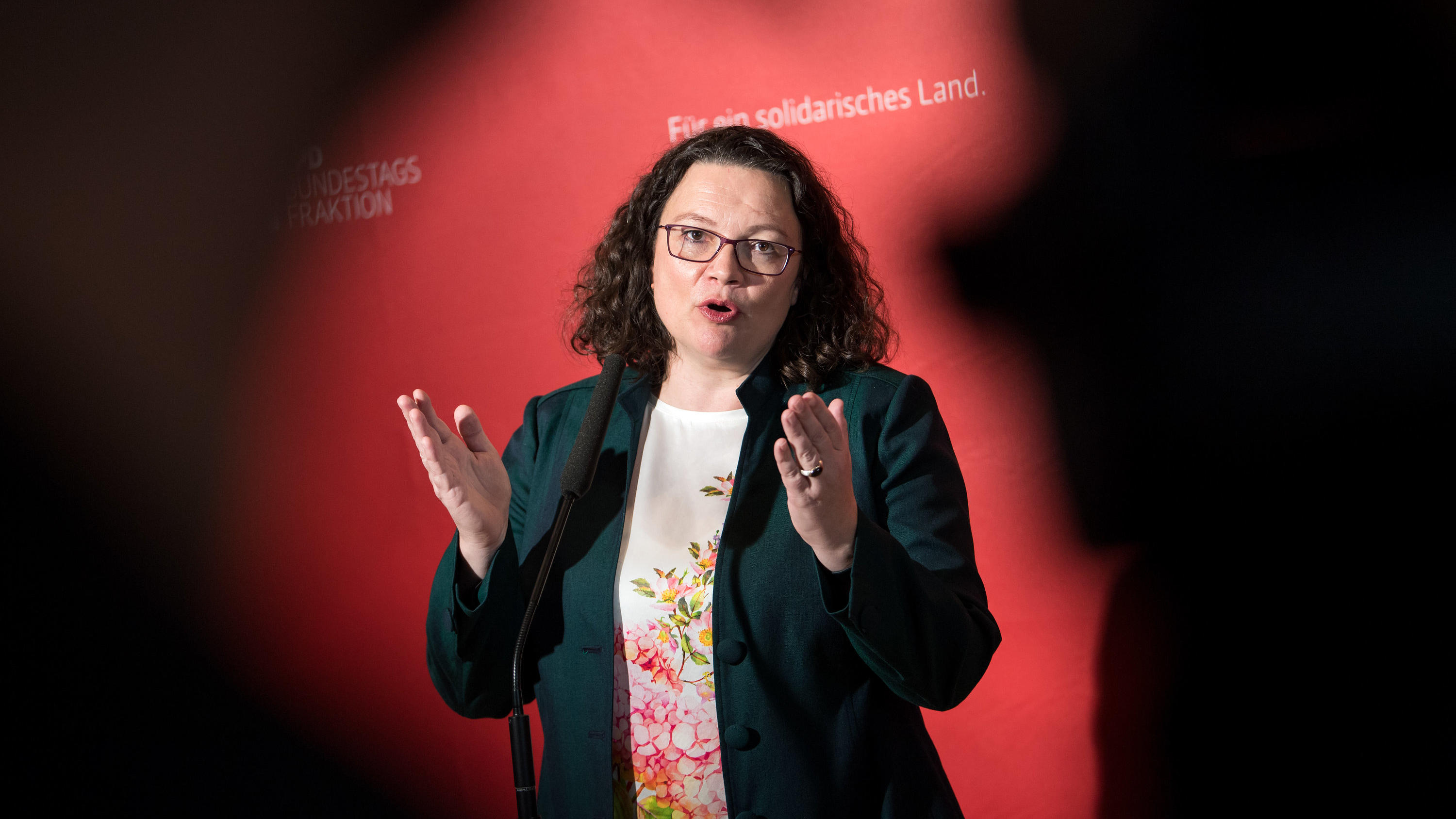SPD-Chefin Nahles will "Bürgergeld" statt Hartz IV ARCHIV - 06.11.2018, Berlin: Andrea Nahles, Fraktionsvorsitzende der SPD und SPD-Parteivorsitzende, äußert sich vor der Fraktionssitzung der SPD-Bundestagsfraktion im Deutschen Bundestag zu aktuellen Themen. Nahles nimmt an den Feierlichkeiten zum 15